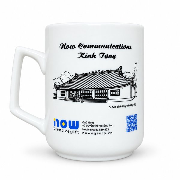 Cốc sứ khắc hoạ tiết tương tự gợi ý "cốc sứ sang trọng" — phù hợp tặng khối văn phòng, dễ cá nhân hoá.