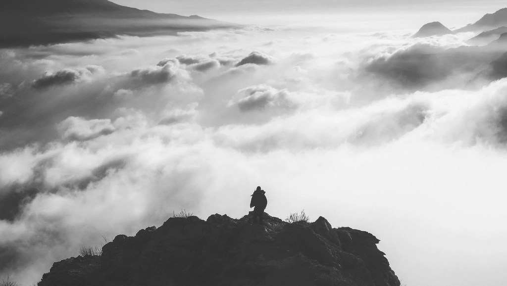 Chạm đỉnh – The Summit: khoảnh khắc đứng trên đỉnh núi sau một hành trình dài.