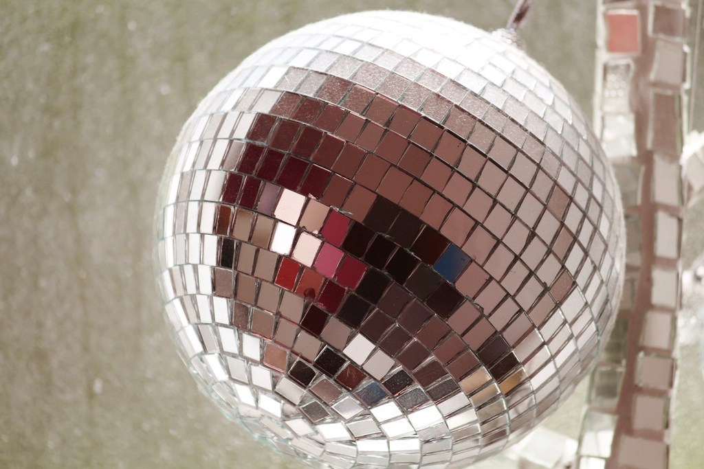 Retro – Thanh xuân trở lại: quả cầu disco, biểu tượng của những bữa tiệc xưa.