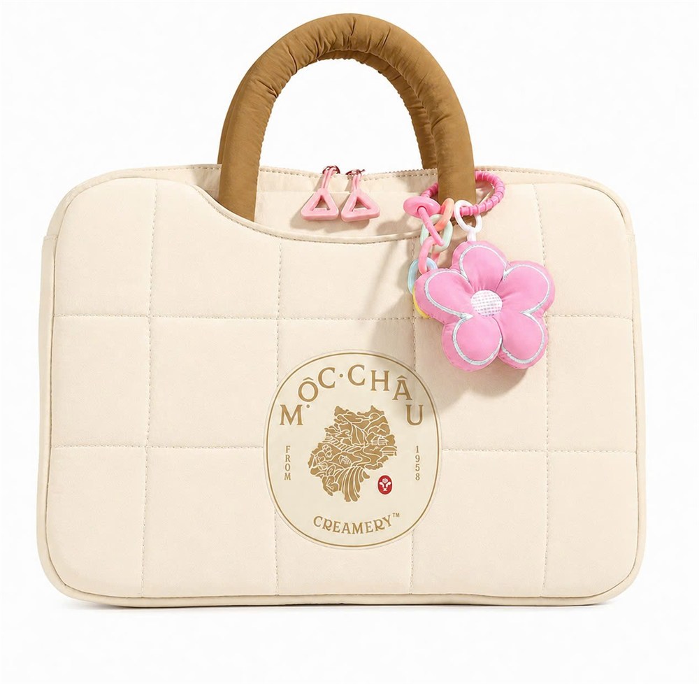 Túi chần bông in logo kèm móc trang trí — quà tặng mang tính thời trang (Mộc Châu Creamery).
