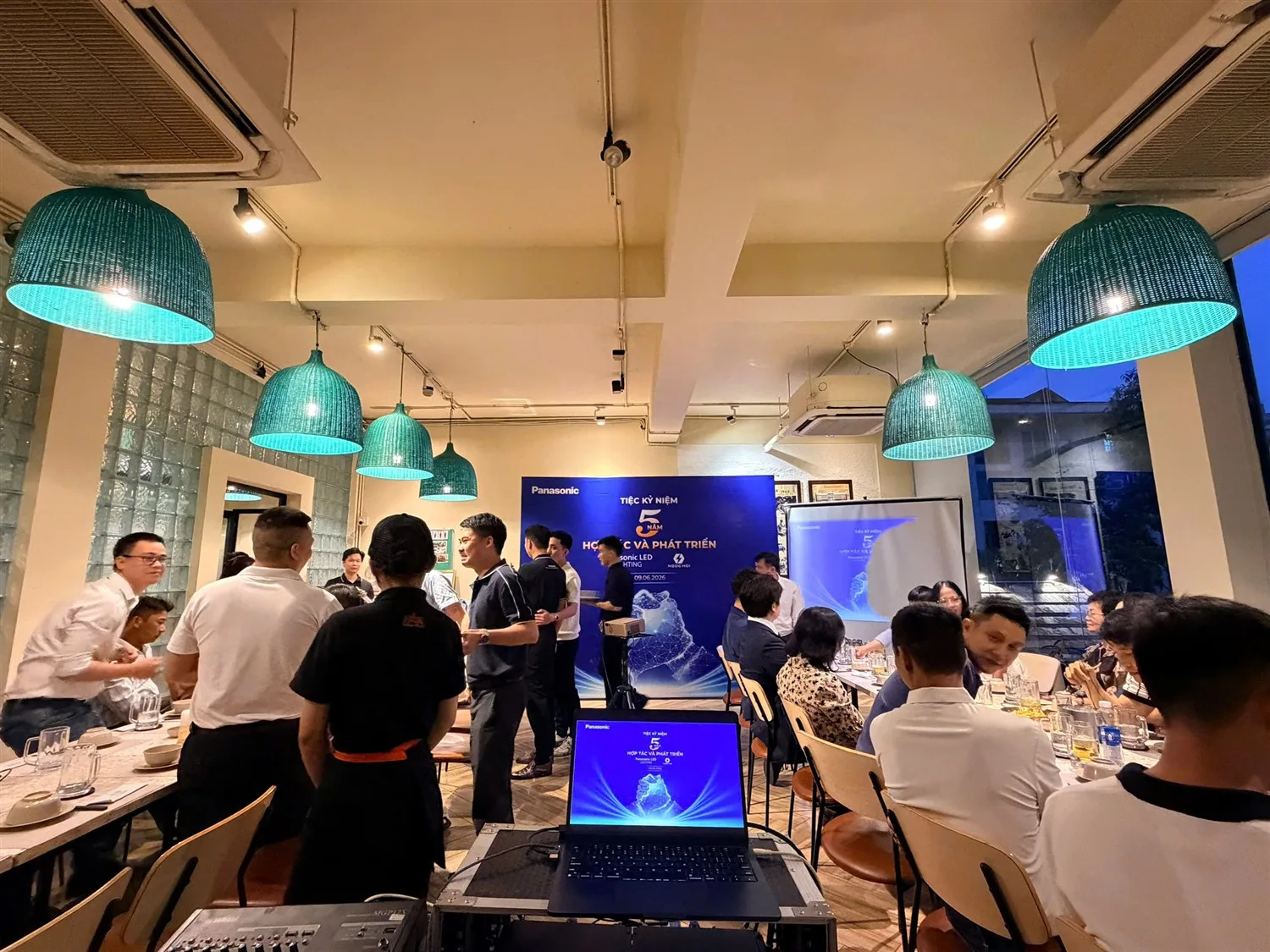 The intimate dinner setting of the appreciation event for distributor Ngoc Hoi, June 9, 2026.