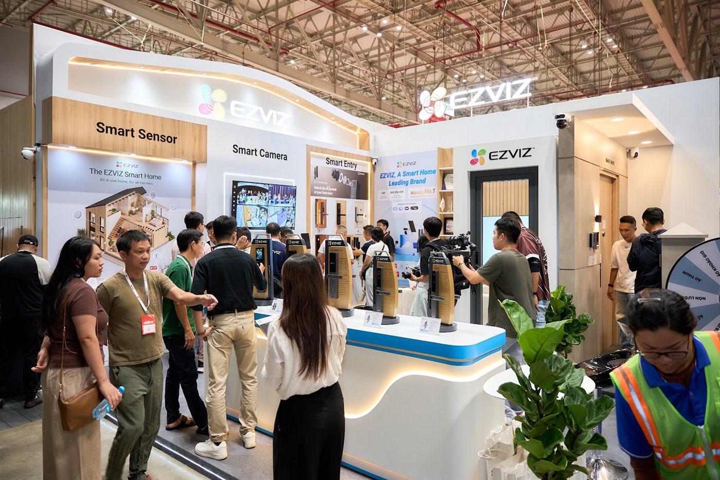 Gian hàng trải nghiệm EZVIZ tại triển lãm VIBE 2026.