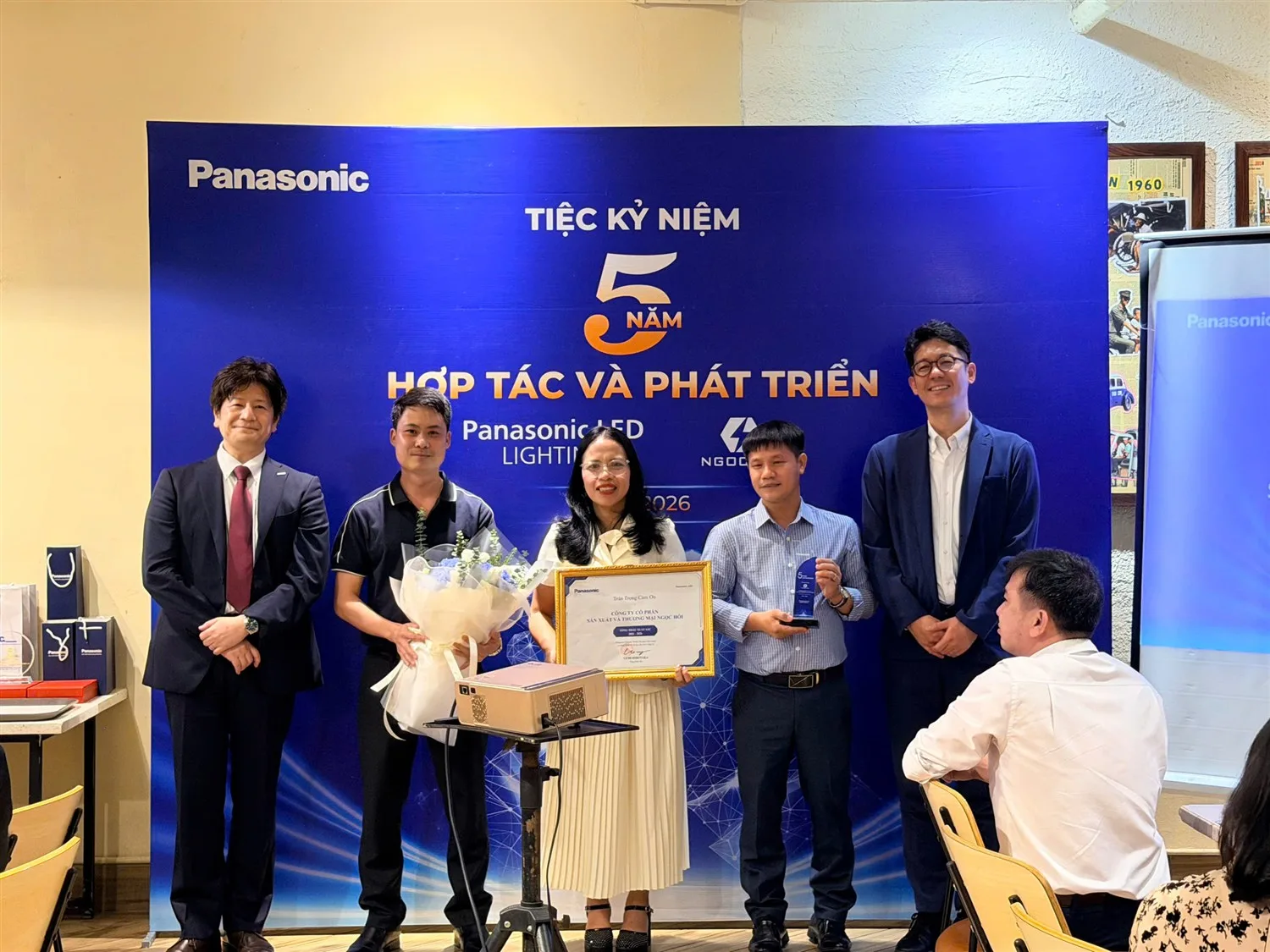 Nghi thức vinh danh tại tiệc tri ân nhà phân phối Ngọc Hồi của Panasonic.