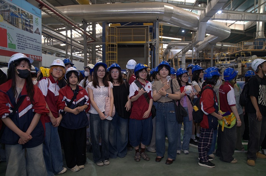 Sinh viên trực tiếp tham quan dây chuyền sản xuất gạch tại nhà máy Prime.