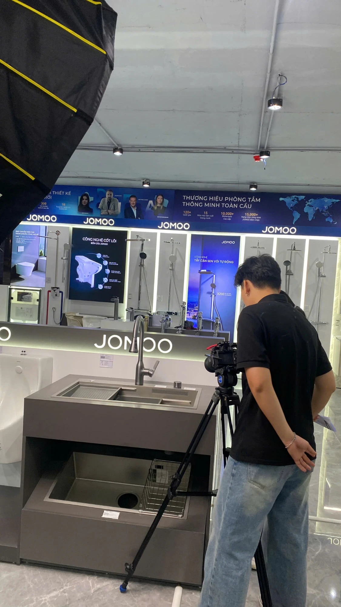 Hậu trường ghi hình video cho JOMOO tại showroom của thương hiệu.