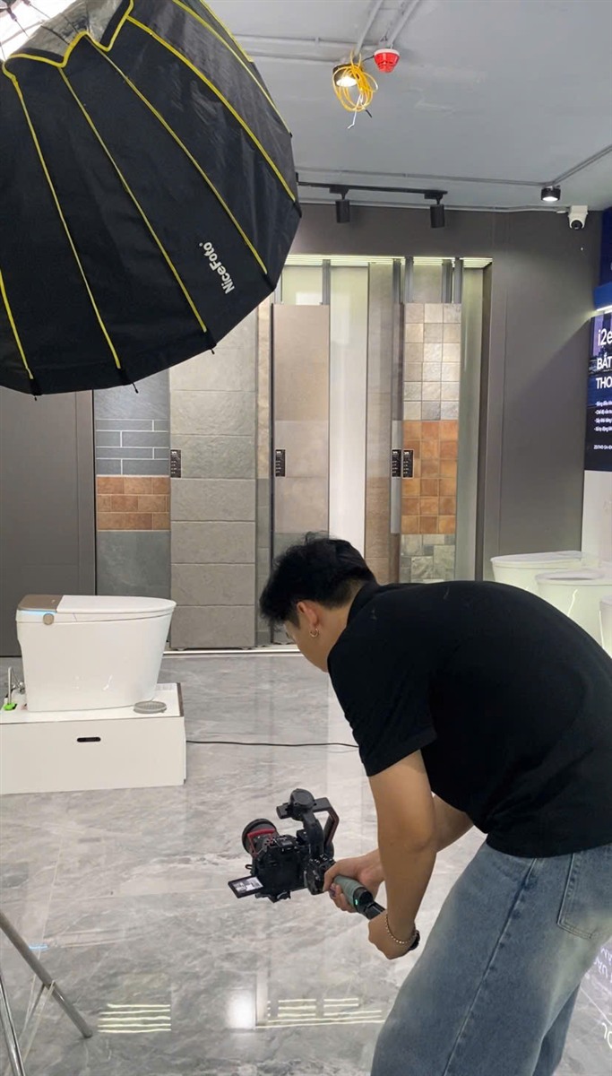 A close-up shot of a JOMOO toilet filmed with a gimbal.