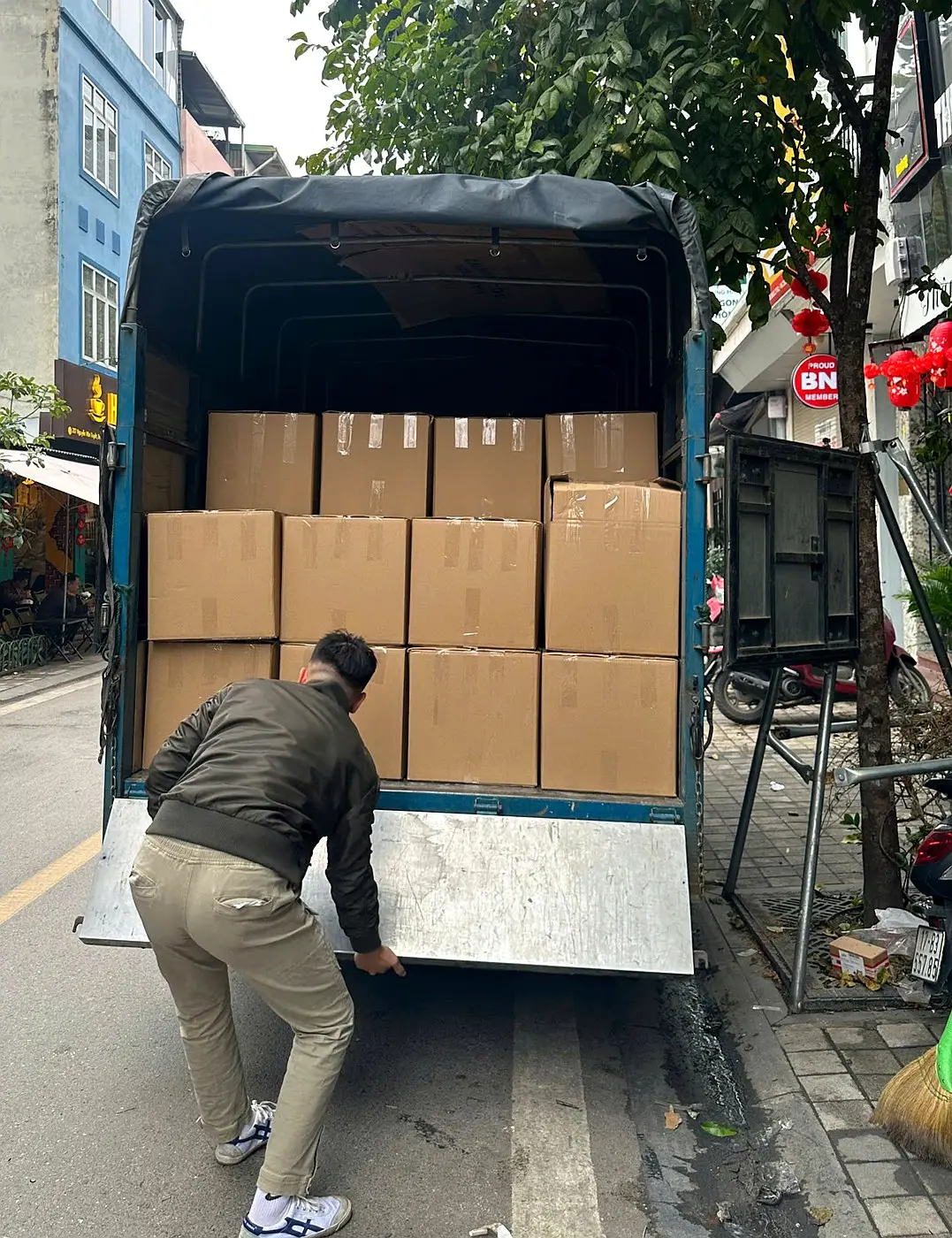 Xe tải giao hộp quà Tết số lượng lớn đến nhà máy