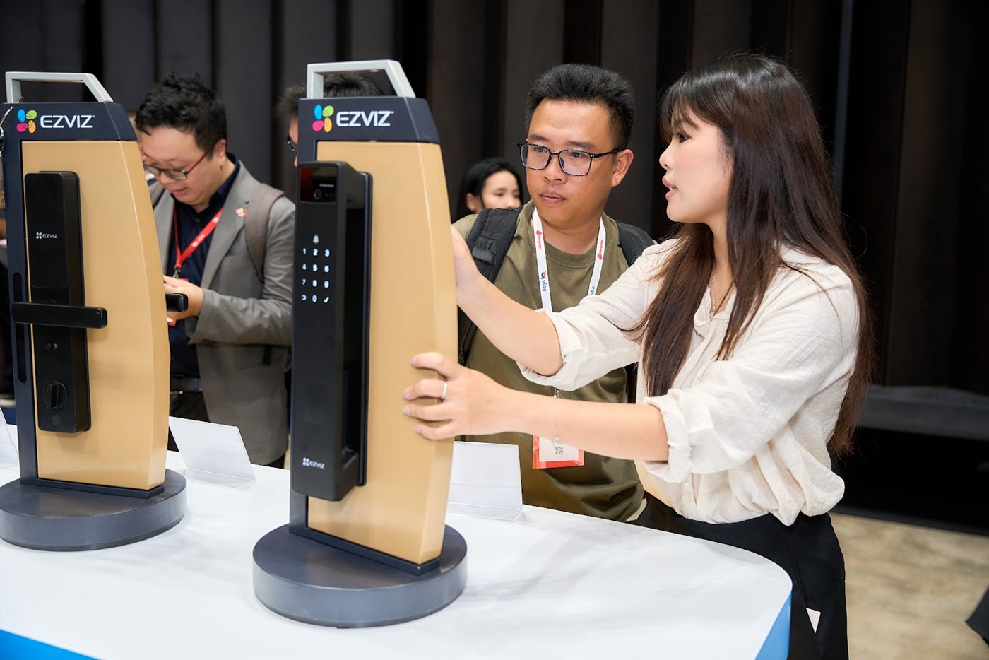 Tư vấn viên hướng dẫn khách tham quan thử khoá cửa thông minh EZVIZ.