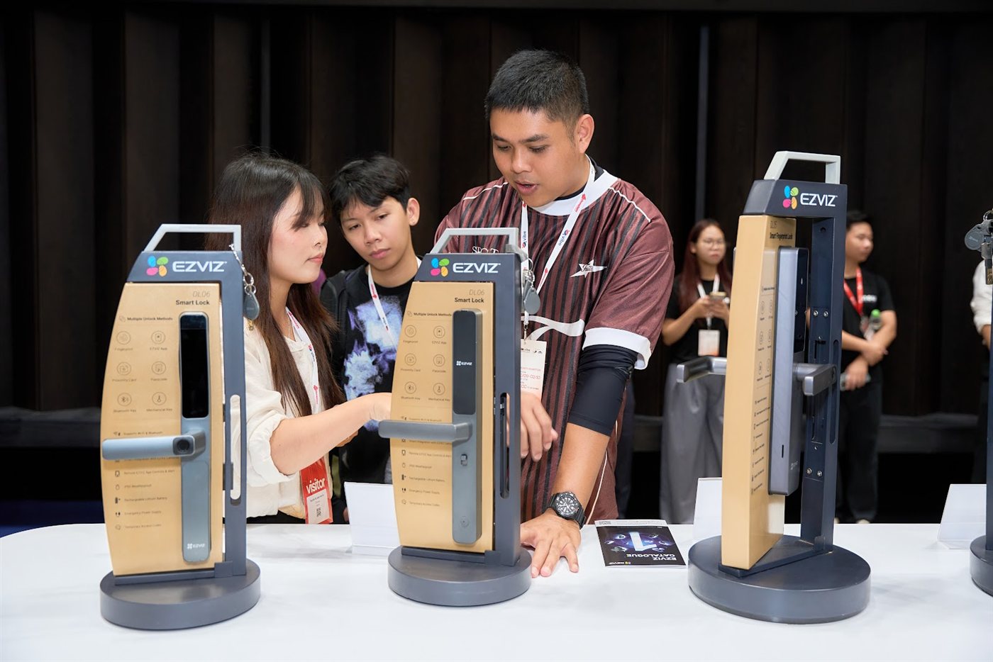 Reviewer công nghệ trải nghiệm các mẫu khoá cửa thông minh EZVIZ tại VIBE 2026.