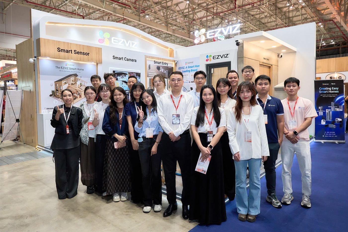 Đội ngũ tại gian hàng EZVIZ trong khuôn khổ VIBE 2026.