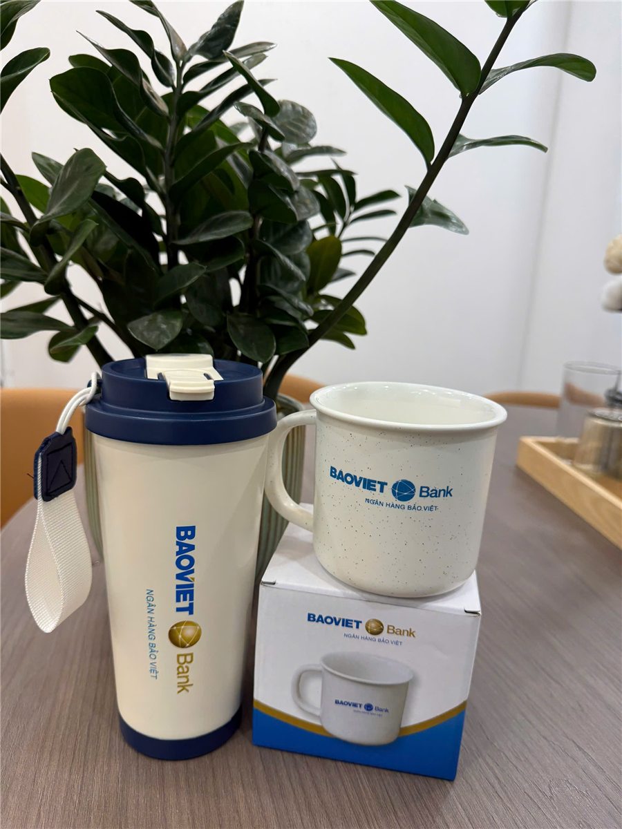 Insulated bottle and ceramic mug gift set with the BAOVIET Bank logo and a box printed in the bank's identity