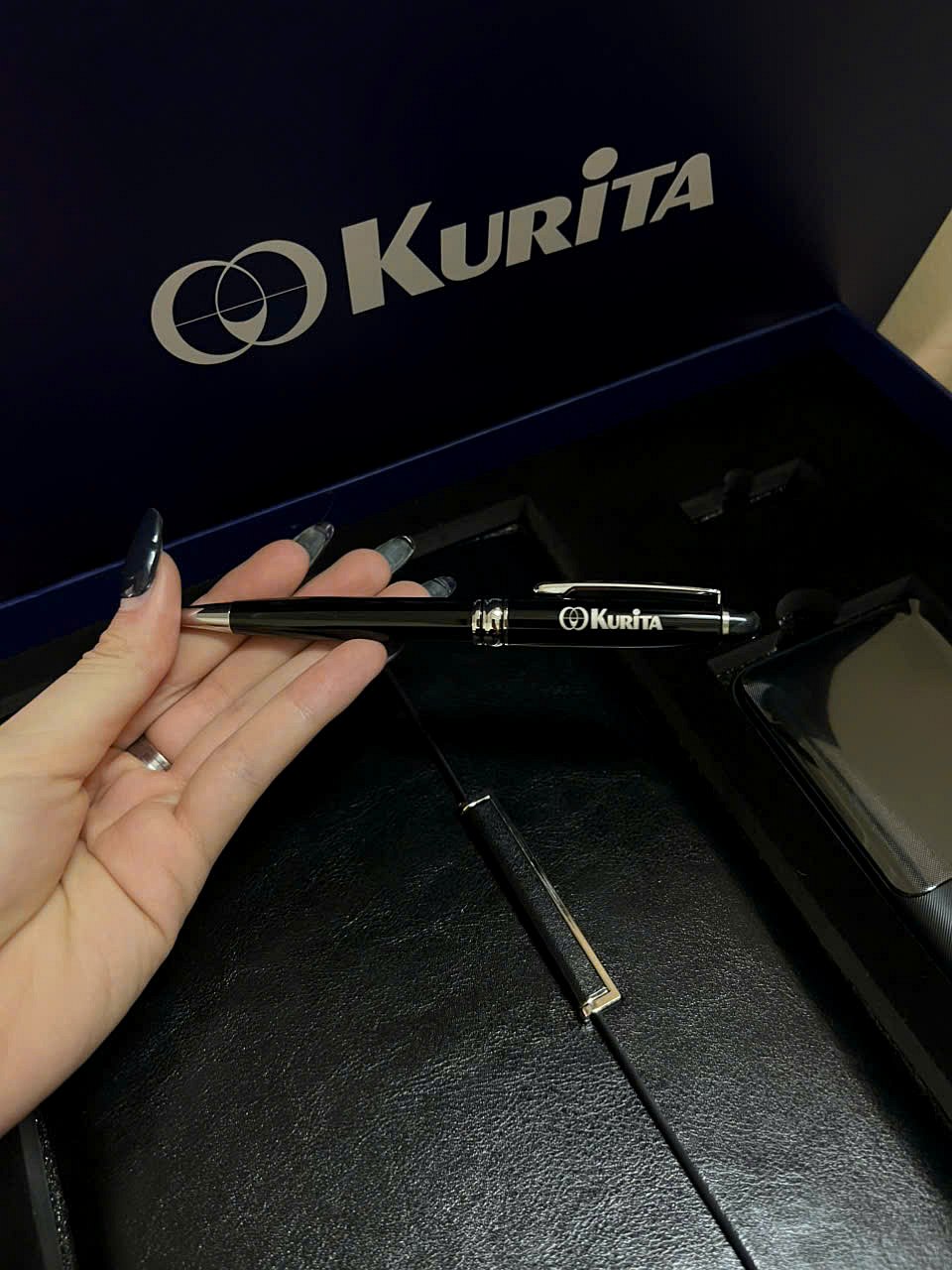 Bút kim loại khắc logo Kurita trong hộp quà