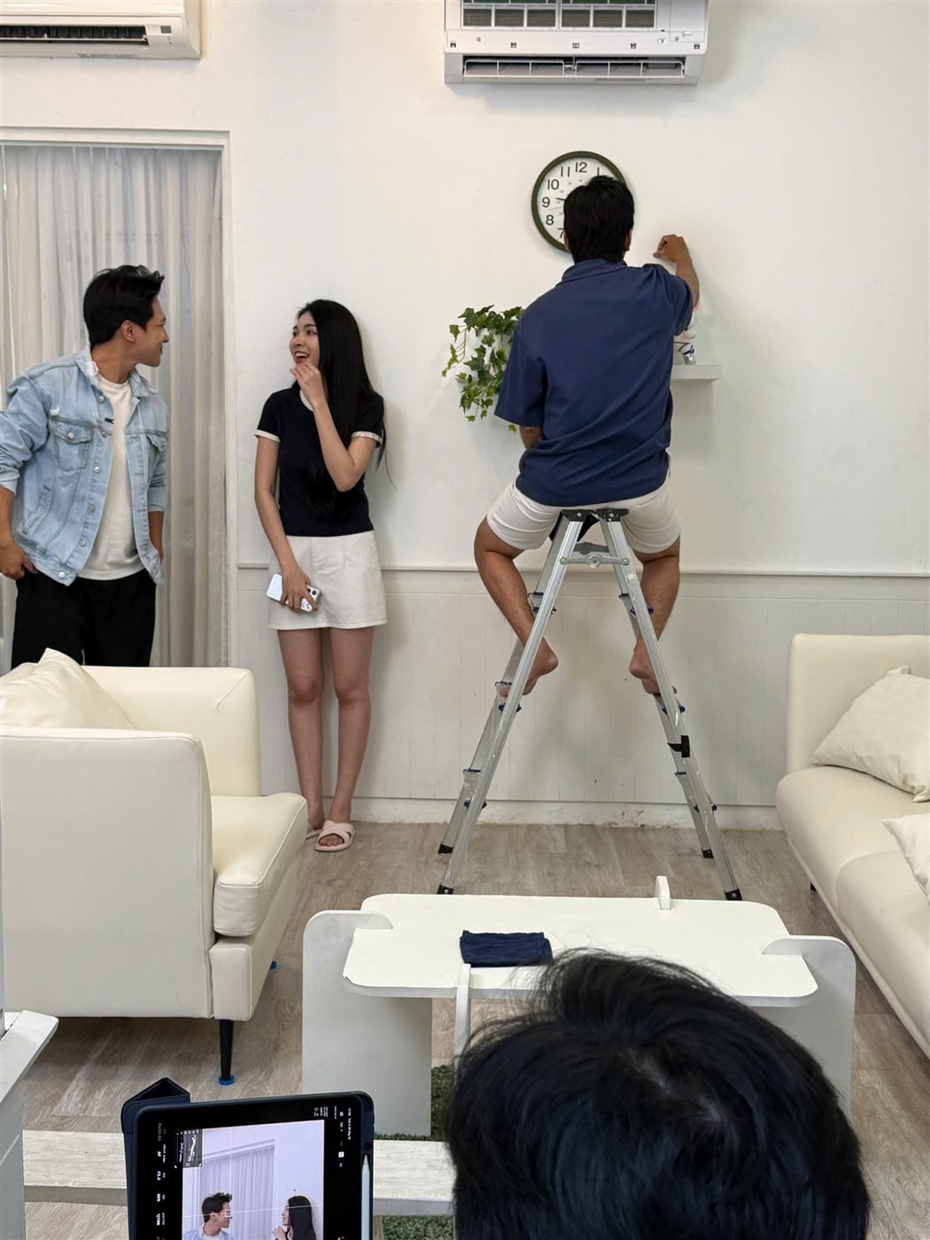 Màn hình theo dõi khung dọc trong buổi quay video ngắn AUX với cảnh lắp điều hoà trong phòng khách