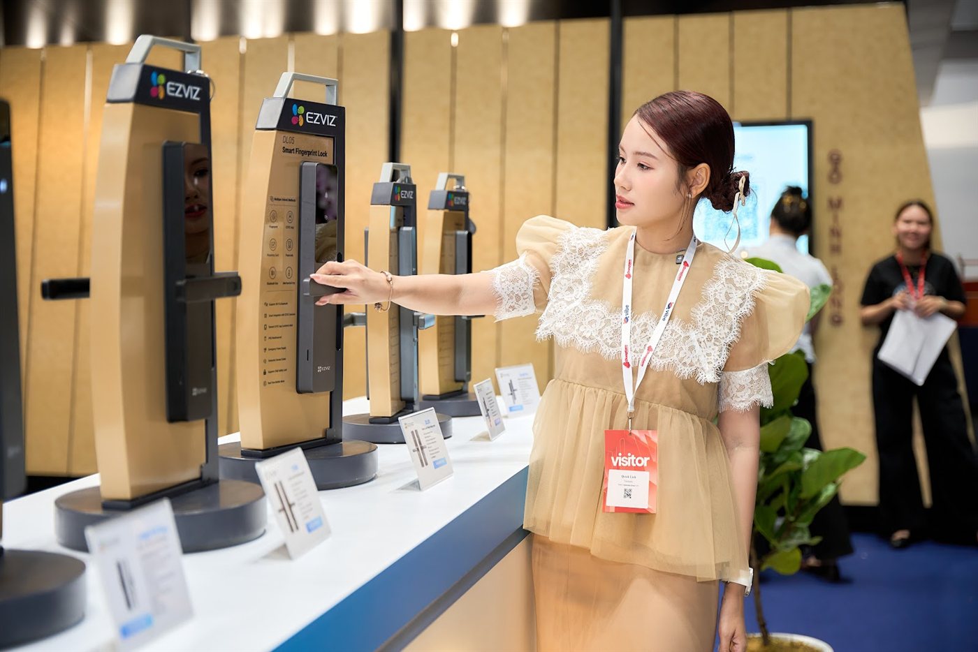 A KOC trying EZVIZ smart locks on the display stands.