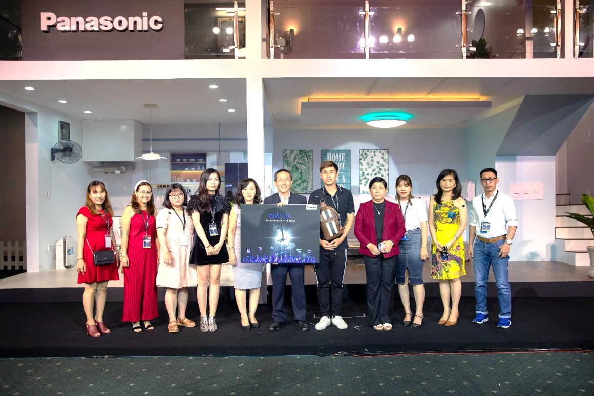 Award presentation to dealers in front of the Panasonic home stage