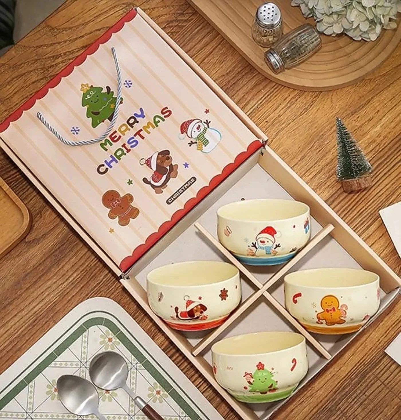 Hộp quà Merry Christmas mở nắp với bốn bát sứ Noel xếp trong bốn ngăn