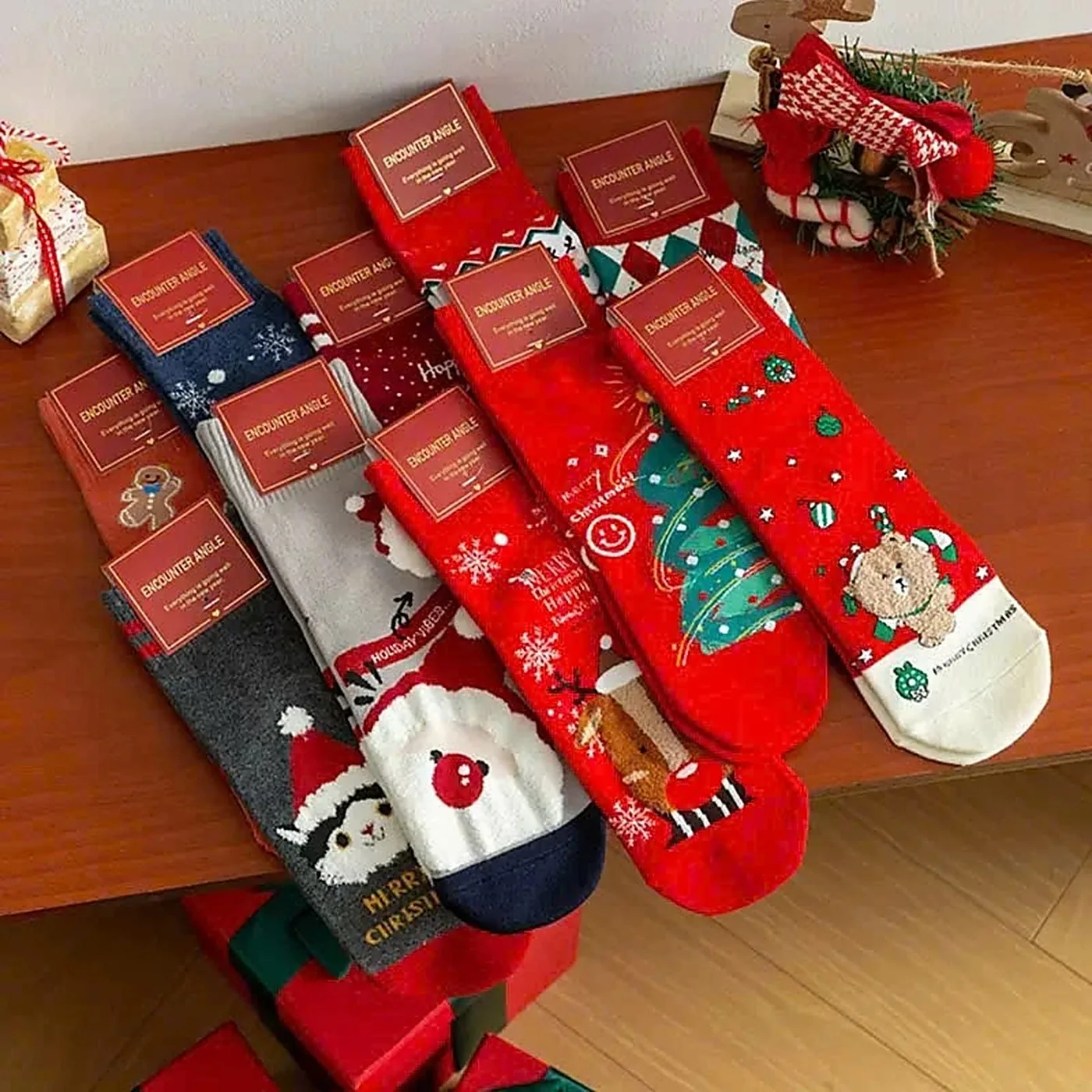 Bộ sưu tập tất Giáng sinh nhiều màu đỏ, xanh navy và xám với họa tiết ông già Noel, tuần lộc, cây thông