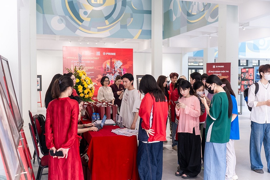 Sinh viên đăng ký tham dự lễ phát động Prime Iconic Design Contest 2026 tại sảnh Trường Đại học Mỹ thuật Công nghiệp.