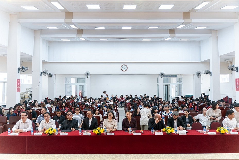 Hội trường kín chỗ trong lễ phát động sáng 9/4/2026.
