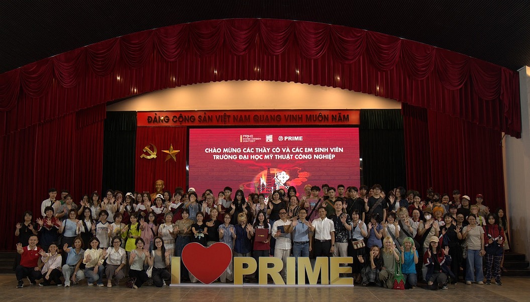 Ảnh lưu niệm của đoàn thầy cô và sinh viên Trường Đại học Mỹ thuật Công nghiệp tại Prime.