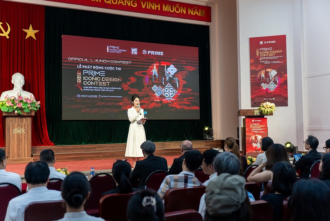 The organizers announcing the rules, timeline and prize structure.
