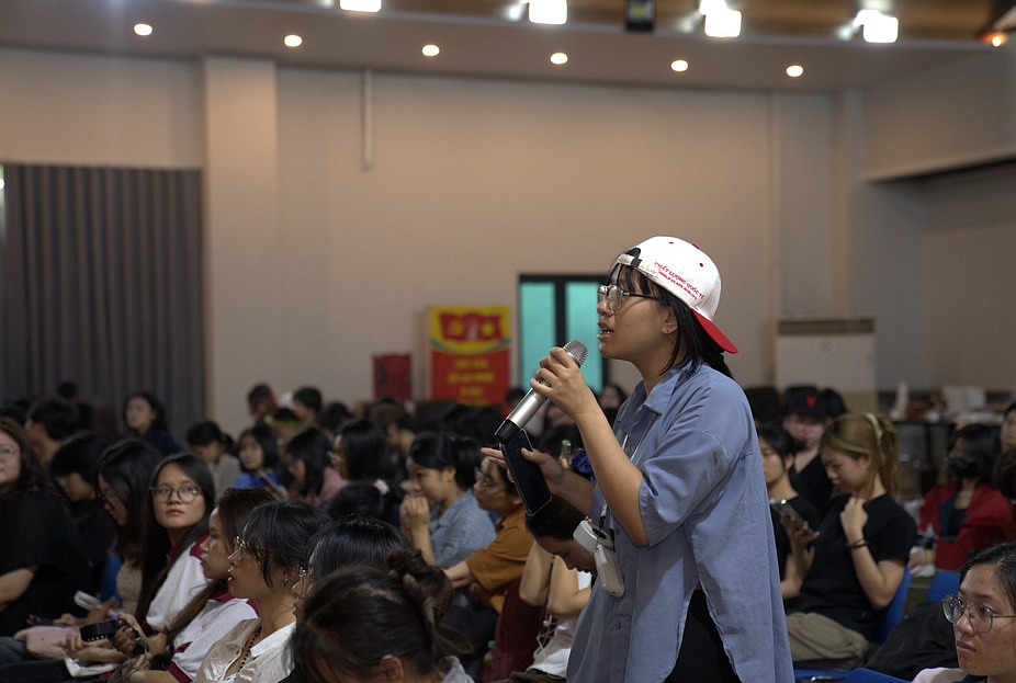 The Q&A session in the factory auditorium.